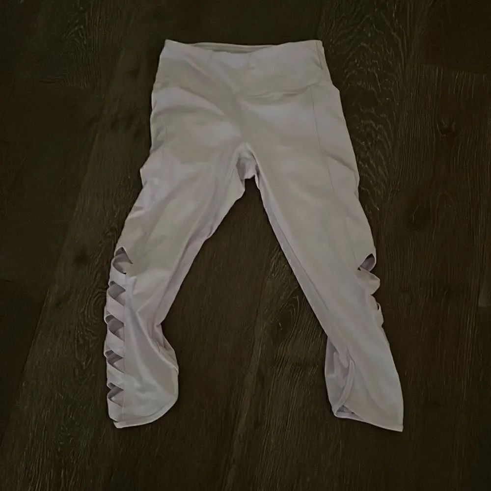 VOGO
lilac capri leggings with lattice cutouts size Small